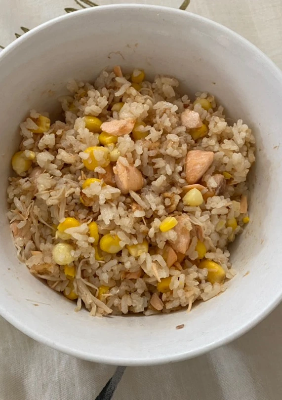 电饭煲三文鱼炊饭示例菜成品